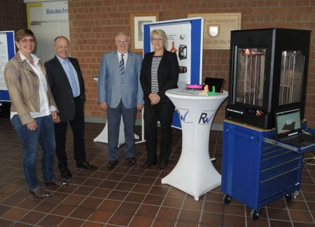 Chancen der Digitalisierung erkennen am Beispiel 3D-Druck: Schulleiterin Alexandra Hubenthal, Walter Rövekamp, Leiter des Amtes für Schule der Paderborner Kreisverwaltung, Vinzenz Heggen, Vorsitzender des Kreisschul- und Sportausschusses und Annette Mühlenhoff, Leiterin der Servicestelle Wirtschaft der Paderborner Kreisverwaltung (v. l.). Chancen der Digitalisierung erkennen am Beispiel 3D-Druck: Schulleiterin Alexandra Hubenthal, Walter Rövekamp, Leiter des Amtes für Schule der Paderborner Kreisverwaltung, Vinzenz Heggen, Vorsitzender des Kreisschul- und Sportausschusses und Annette Mühlenhoff, Leiterin der Servicestelle Wirtschaft der Paderborner Kreisverwaltung (v. l.).